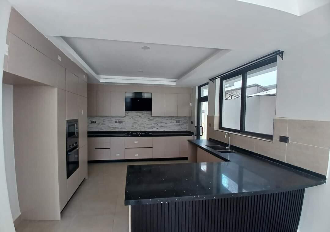 4BR Townhouse with Sunken Lounge & Private Terrace - Lavington
