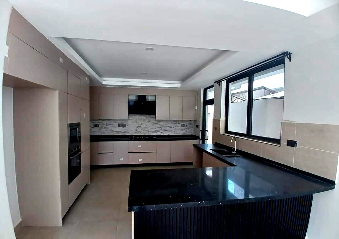 4BR Townhouse with Sunken Lounge & Private Terrace - Lavington