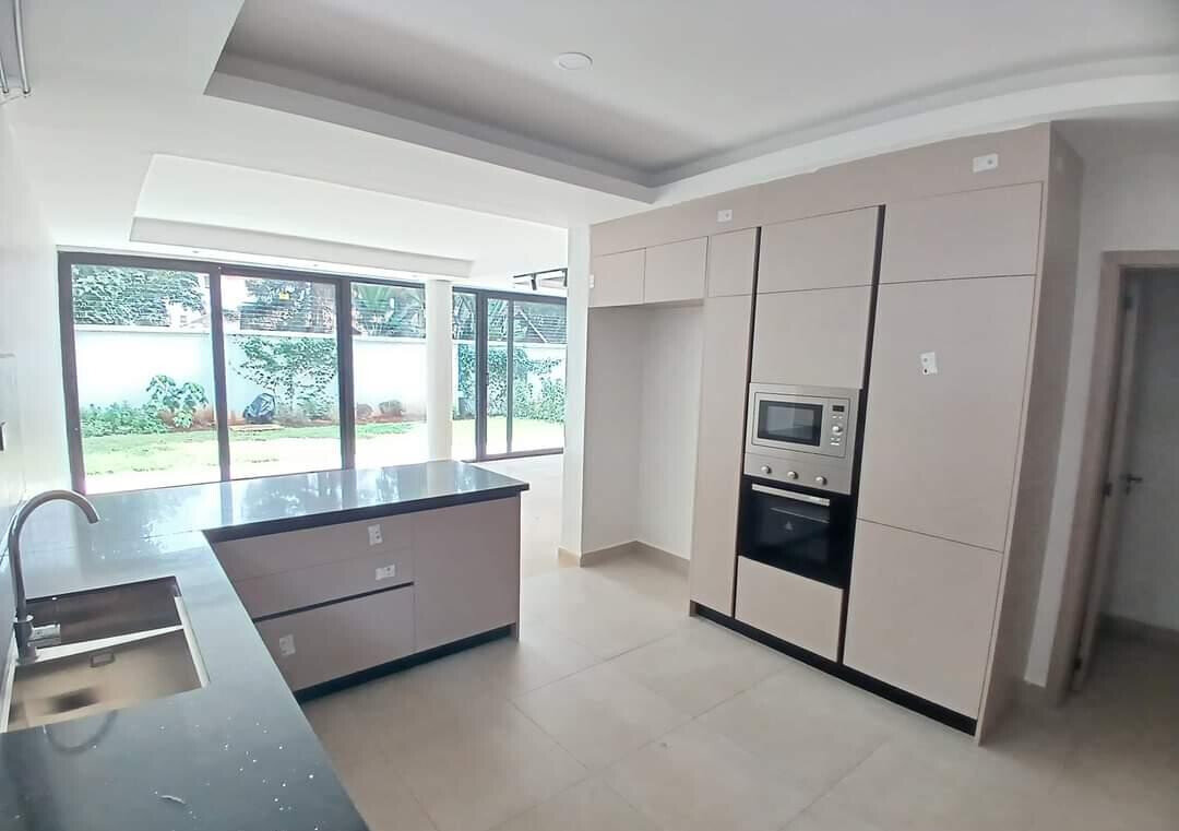 4BR Townhouse with Sunken Lounge & Private Terrace - Lavington