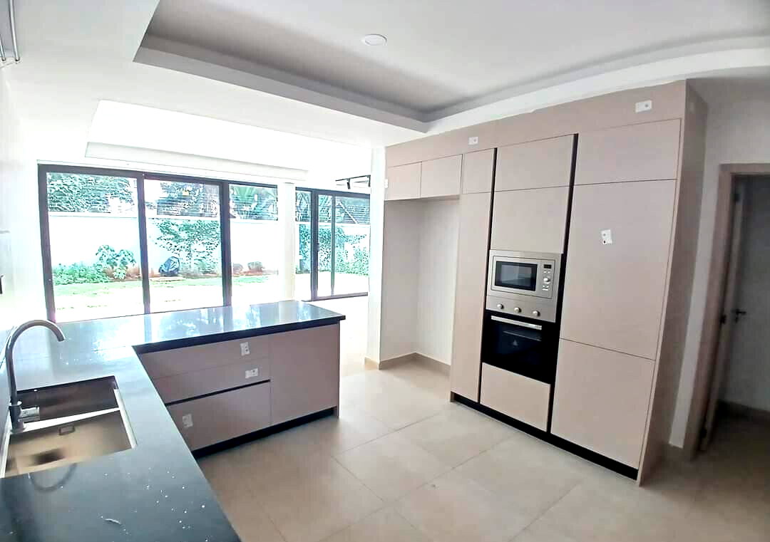4BR Townhouse with Sunken Lounge & Private Terrace - Lavington