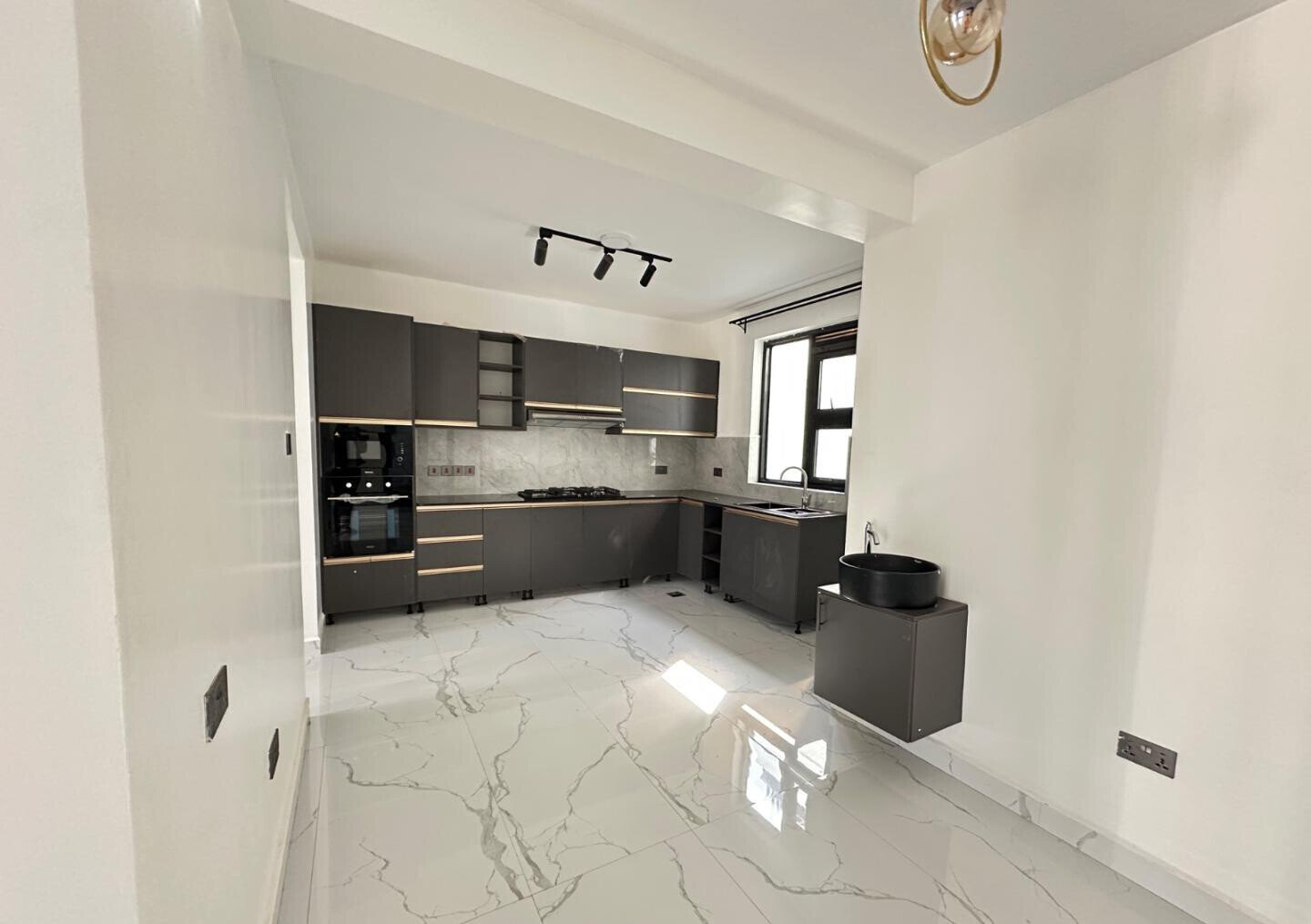 5BR All-Ensuite Villa with Rooftop Terrace - Kamakis, Ruiru
