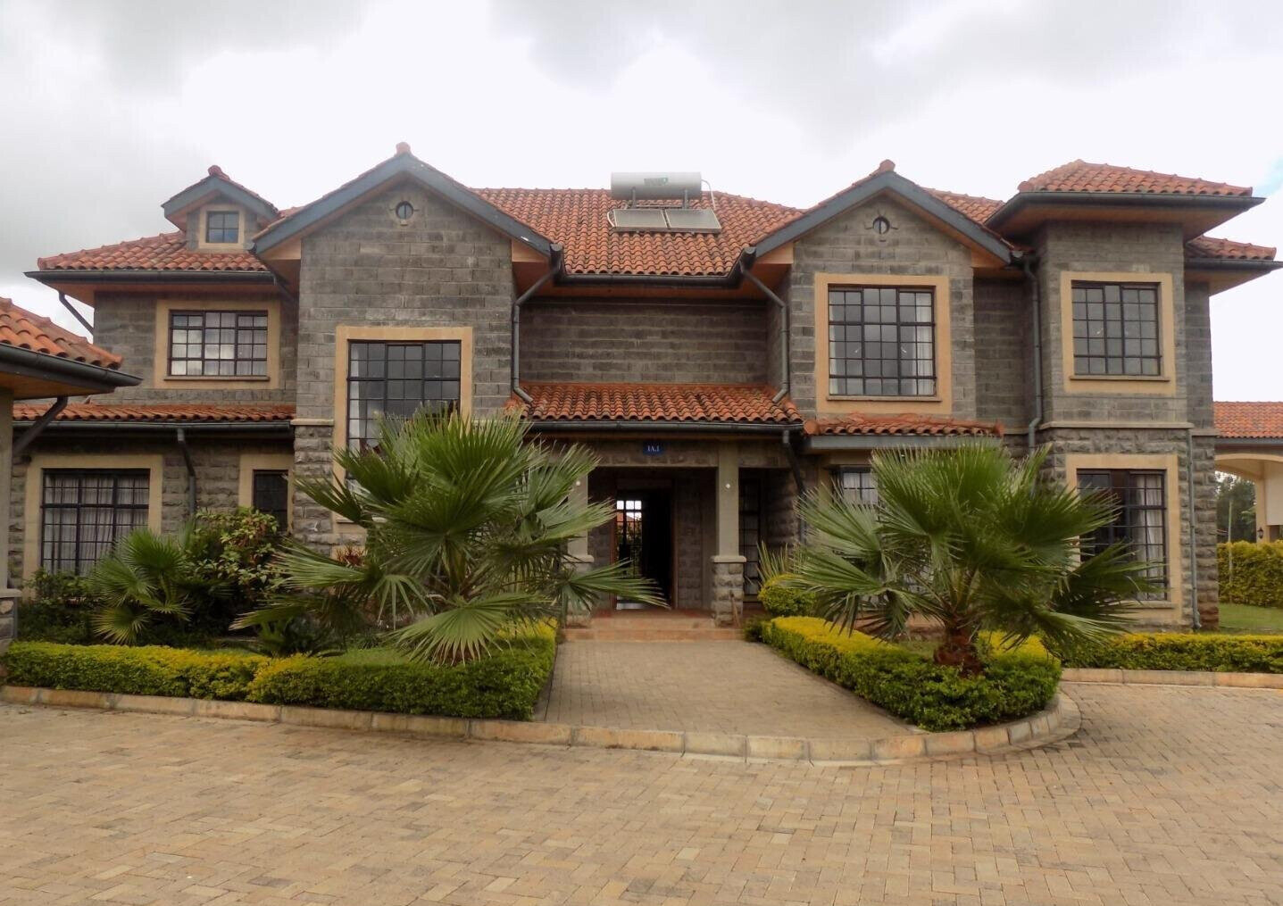 English Country Manor Townhouse with Clubhouse & Pool – Karen