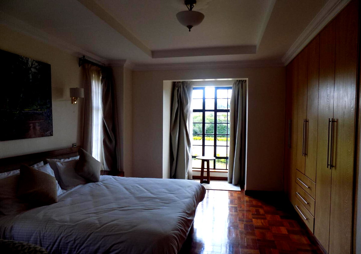 English Country Manor Townhouse with Clubhouse & Pool – Karen