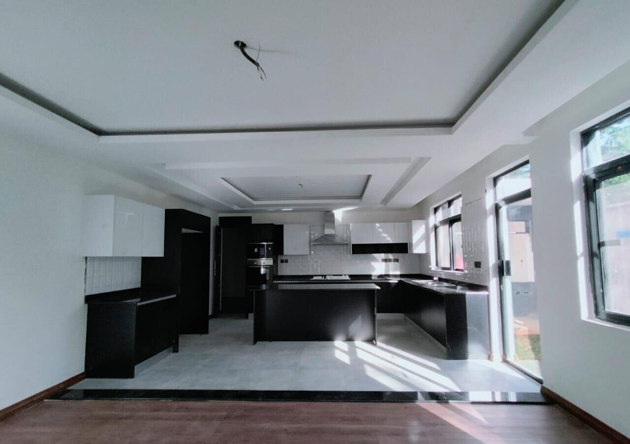 Elegant 5BR Villa with Fireplace & Generator - Lavington