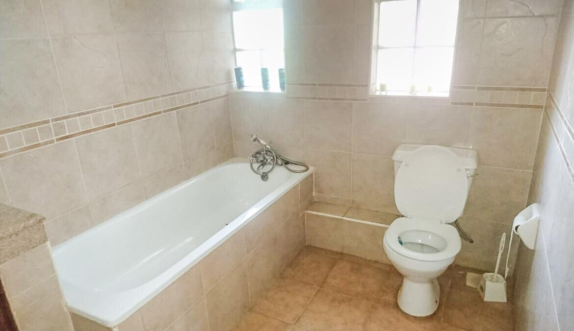 5-Bed Townhouse with Pond Views & DSQ in Spring Valley