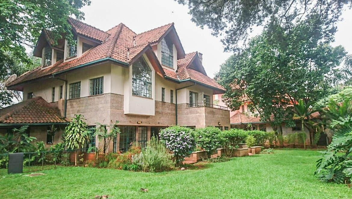 5-Bed Townhouse with Pond Views & DSQ in Spring Valley
