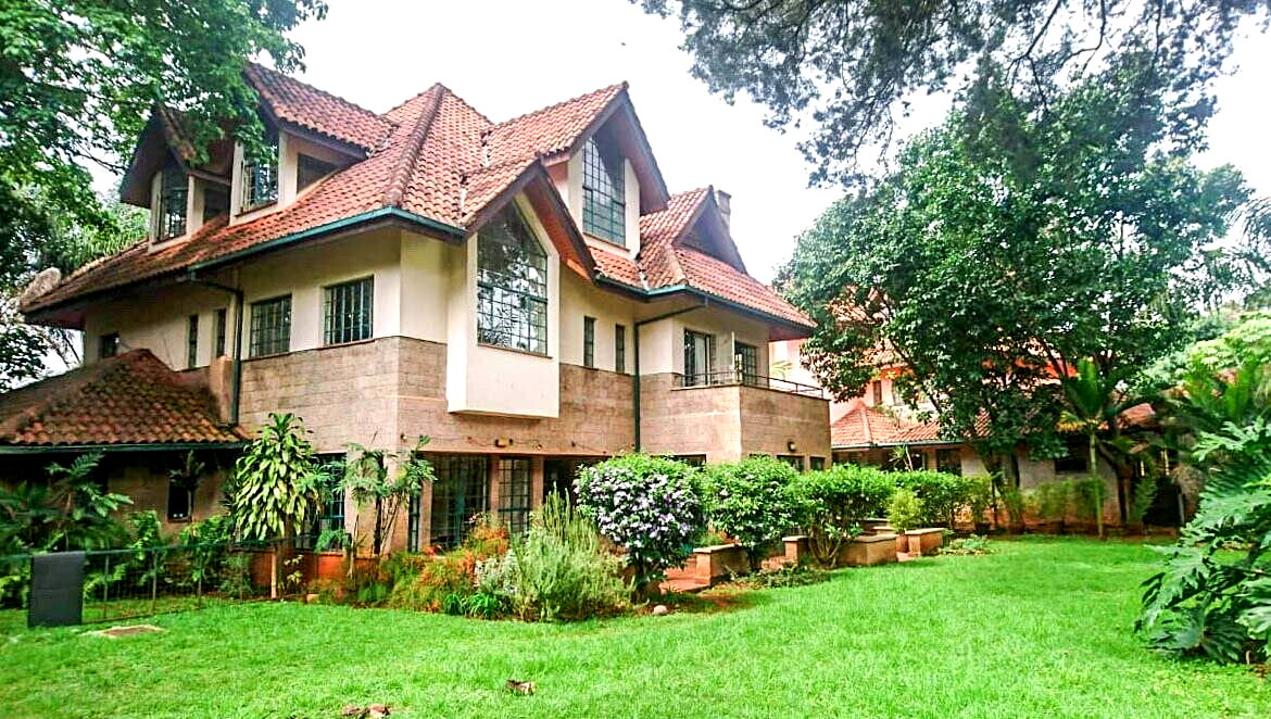 5-Bed Townhouse with Pond Views & DSQ in Spring Valley