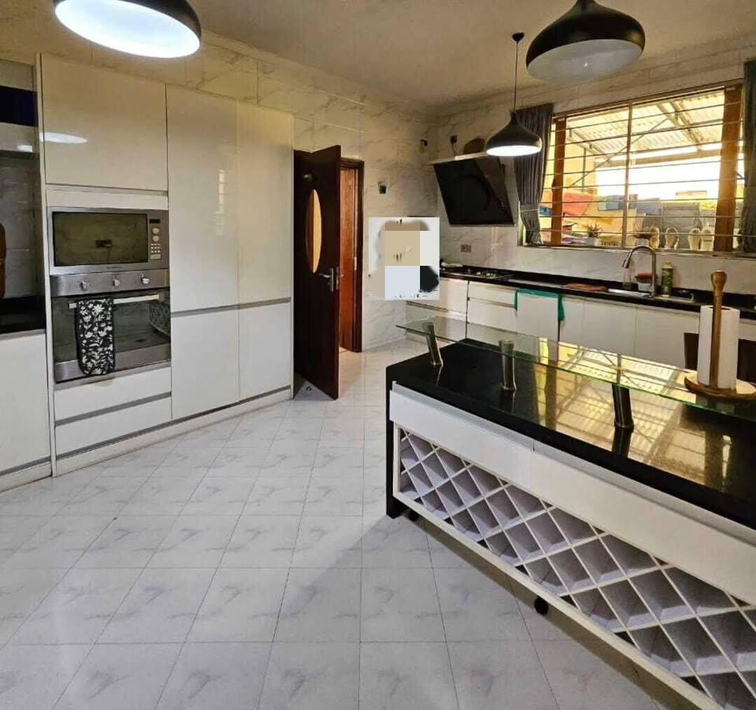 5-Ensuite Townhouse with Jacuzzi & Solar Heating - Lavington