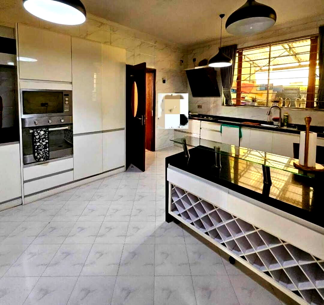 5-Ensuite Townhouse with Jacuzzi & Solar Heating - Lavington