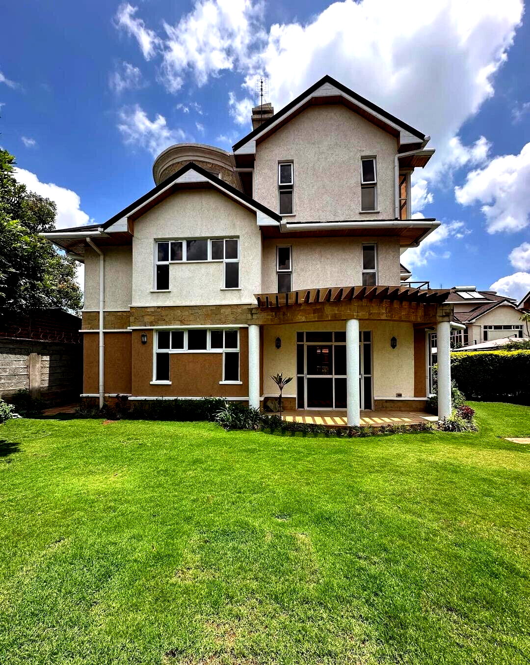 5-Ensuite Family Home with Fireplace & Garden - Lavington