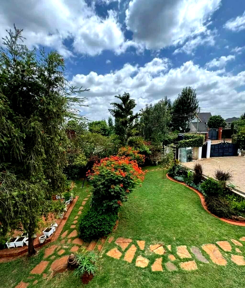 6BR Townhouse with DSQ & Modern Kitchen on Half Acre - Runda
