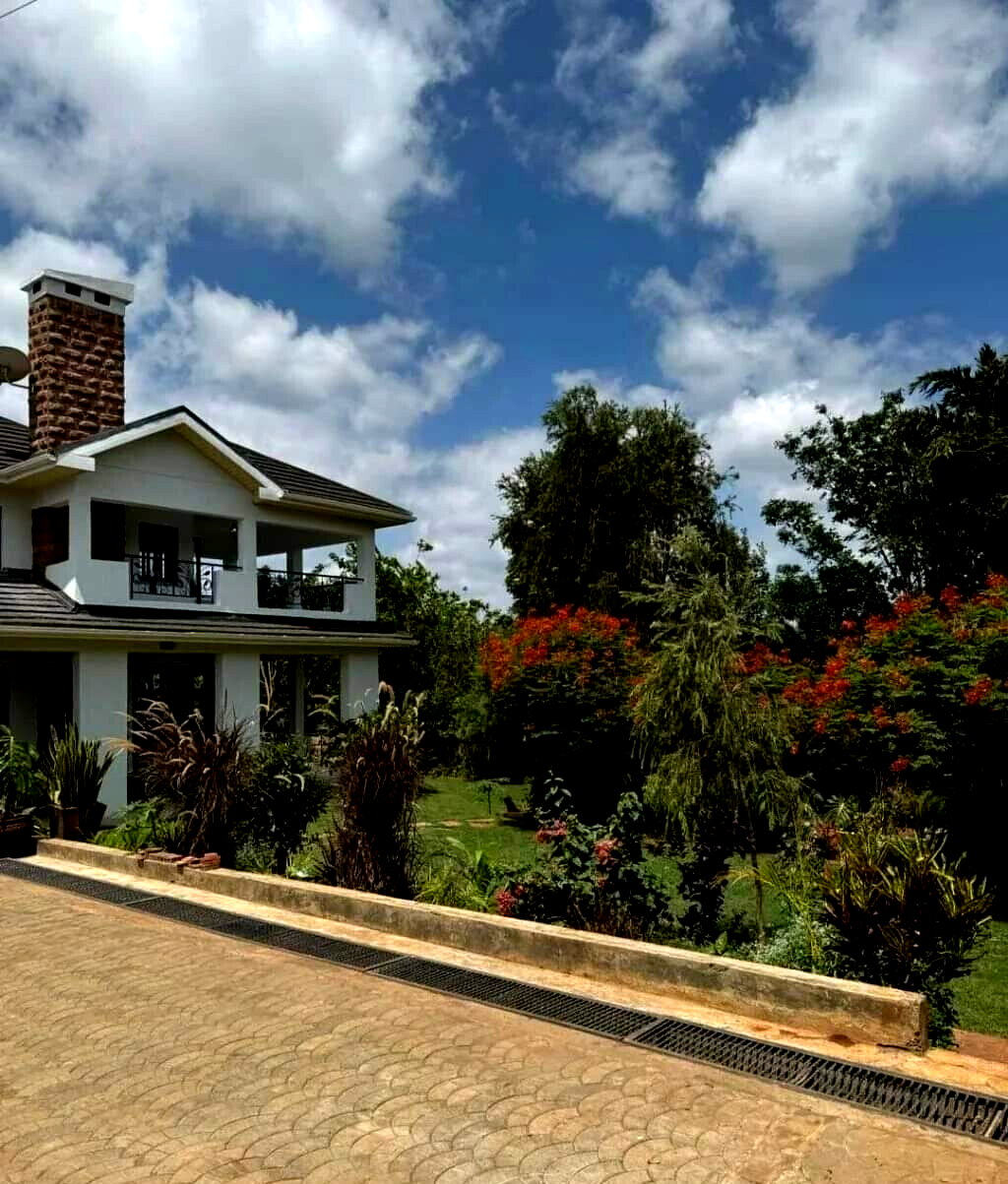 6BR Townhouse with DSQ & Modern Kitchen on Half Acre - Runda