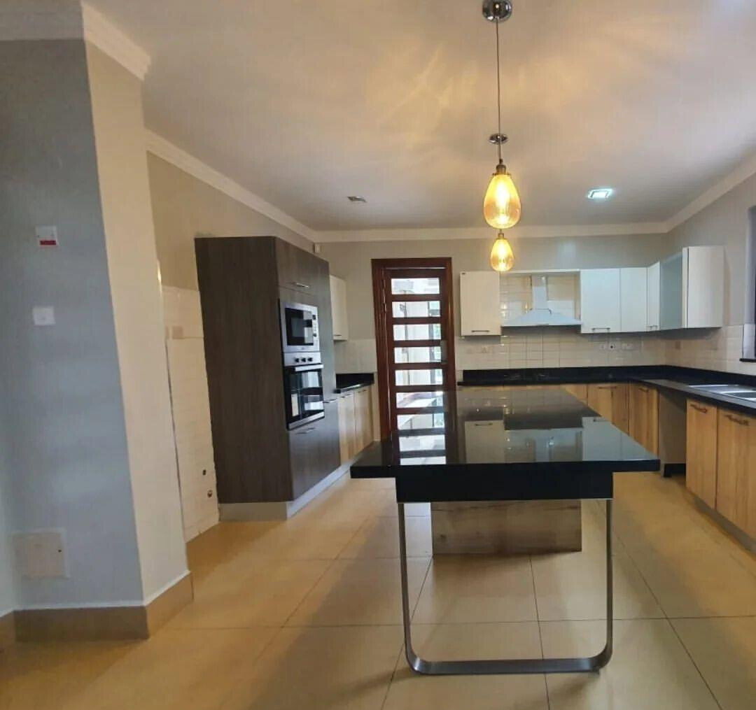 5BR Townhouse with Clubhouse, Pool & DSQ – Karen