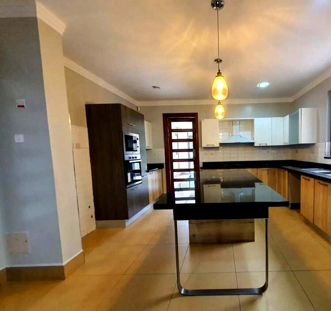 5BR Townhouse with Clubhouse, Pool & DSQ – Karen