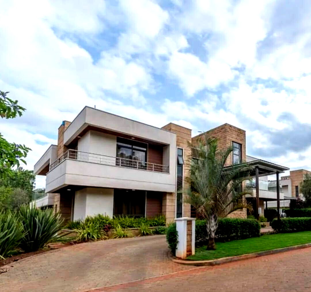 5BR Townhouse with Clubhouse, Pool & DSQ – Karen