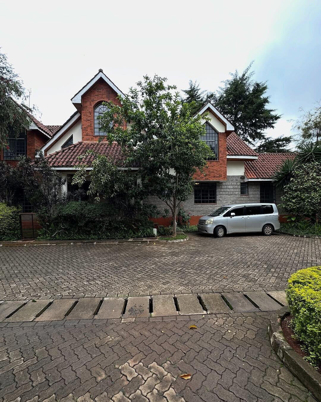 Homely 4-Bed Townhouse with DSQ & Mature Garden - Lavington