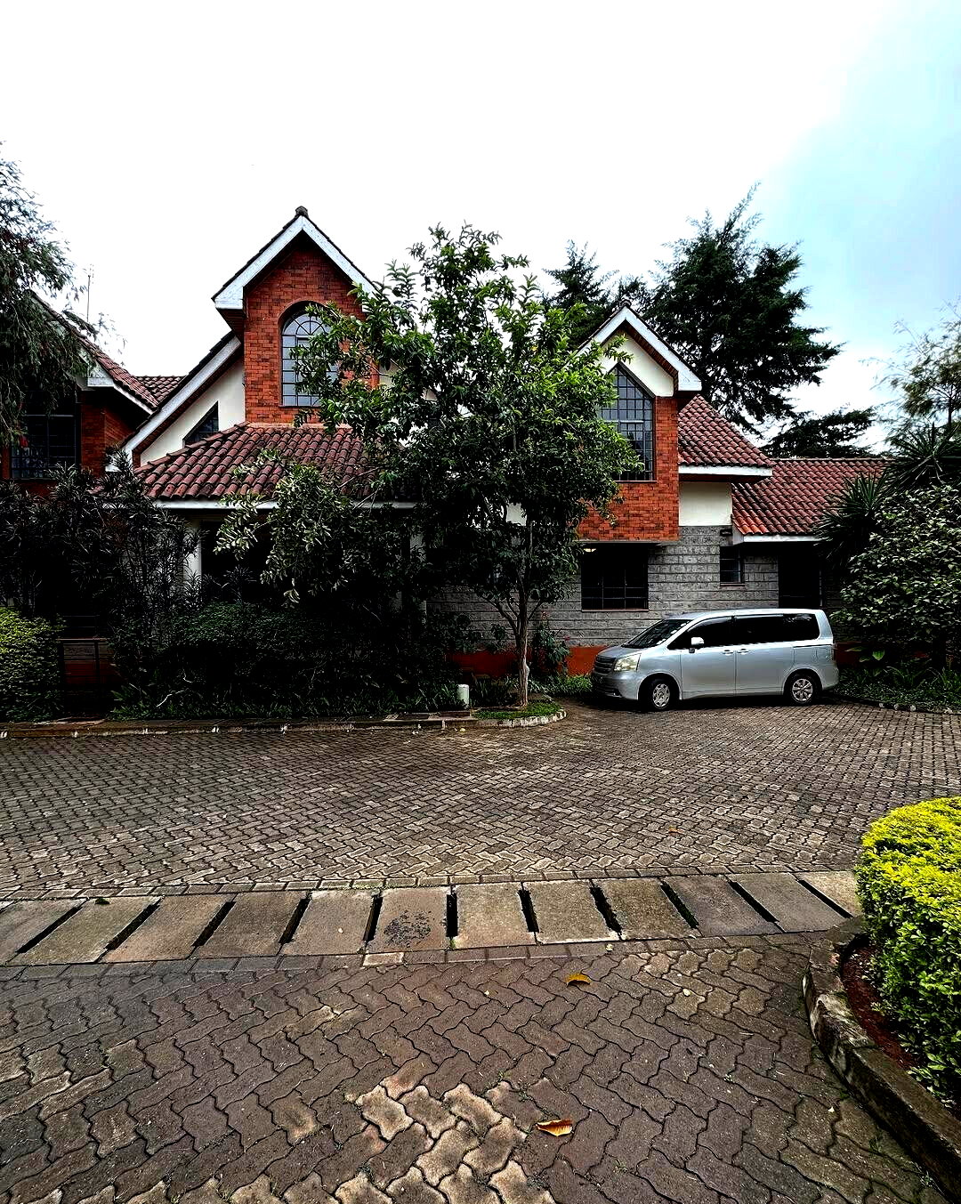 Homely 4-Bed Townhouse with DSQ & Mature Garden - Lavington