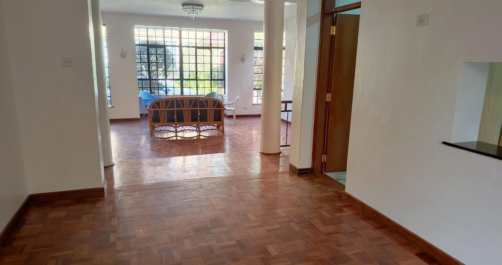 5BR Townhouse with Fireplace & DSQ - Walk to Valley Arcade