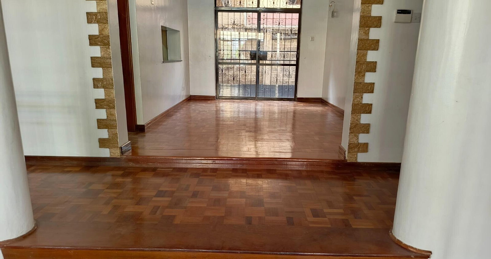 5BR Townhouse with Fireplace & DSQ - Walk to Valley Arcade