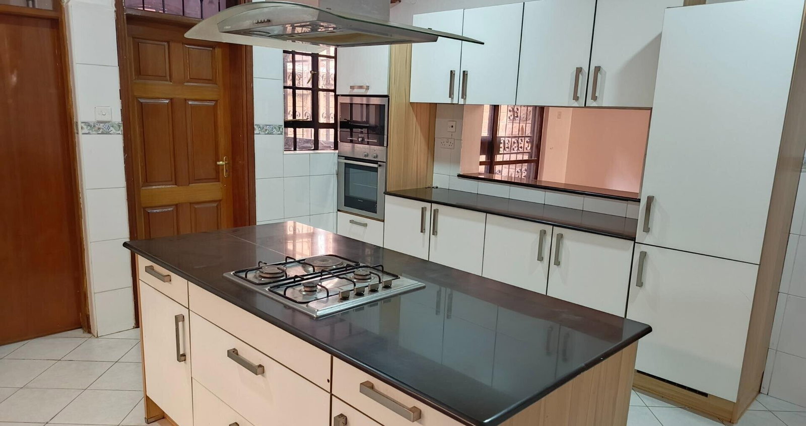 5BR Townhouse with Fireplace & DSQ - Walk to Valley Arcade