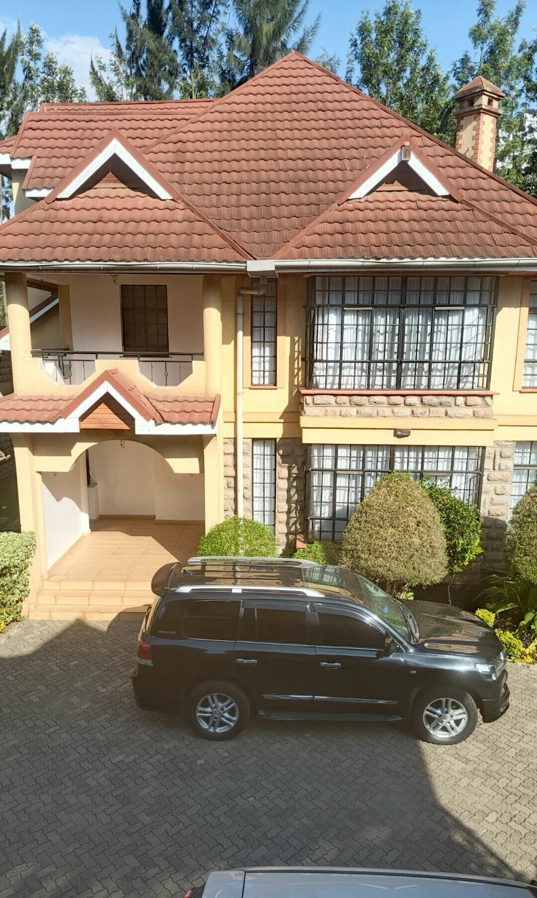 5BR Townhouse with Fireplace & DSQ - Walk to Valley Arcade