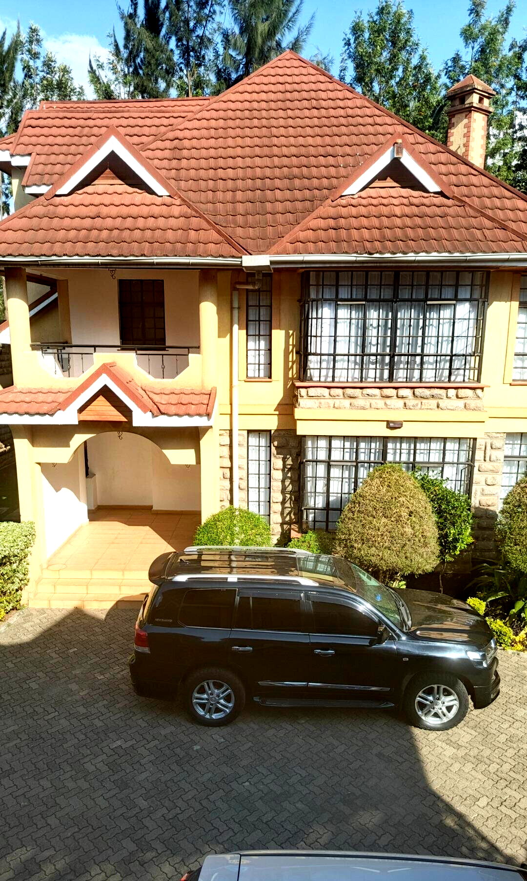 5BR Townhouse with Fireplace & DSQ - Walk to Valley Arcade
