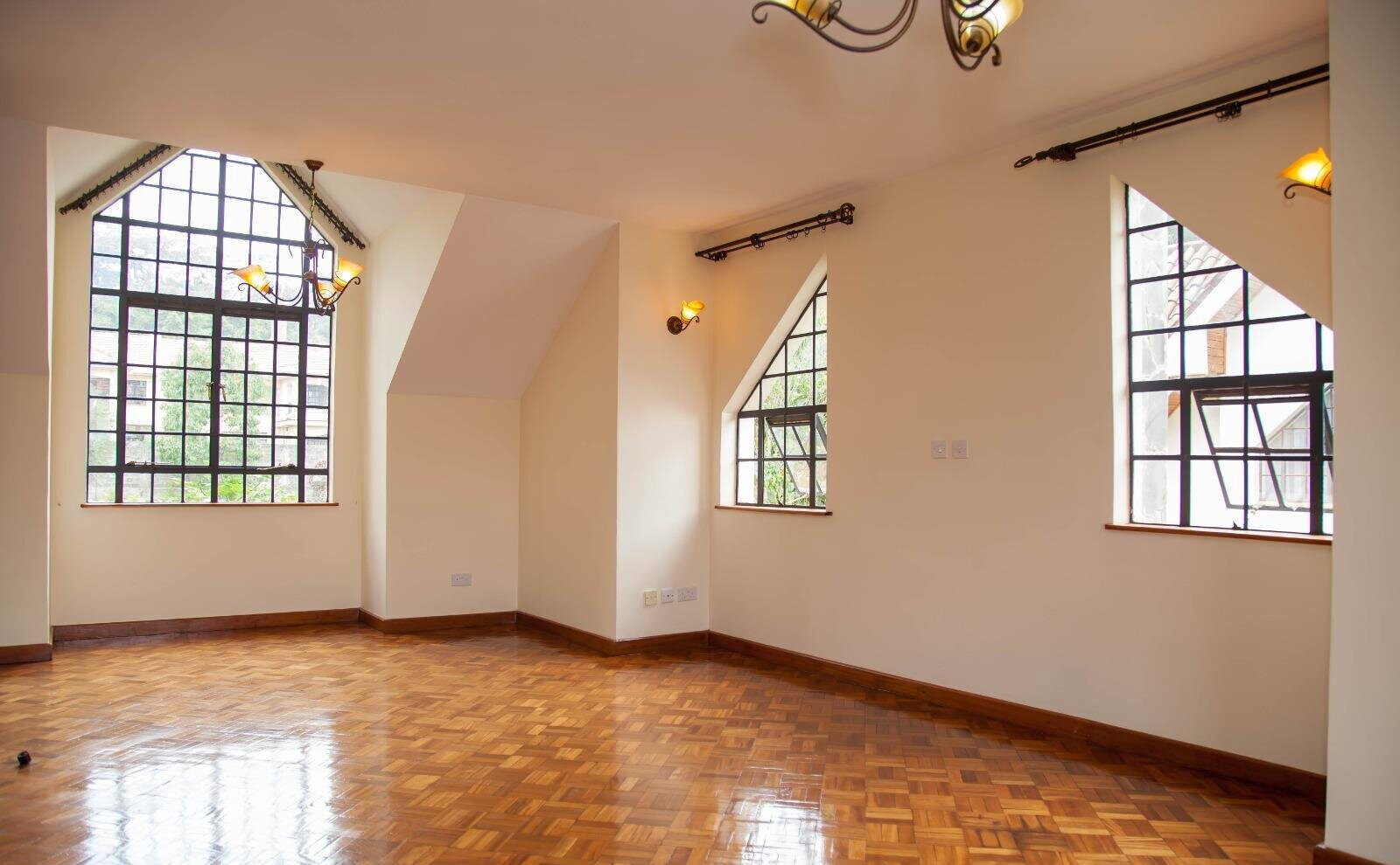 4-Ensuite Townhouse with DSQ & Private Garden - Lavington