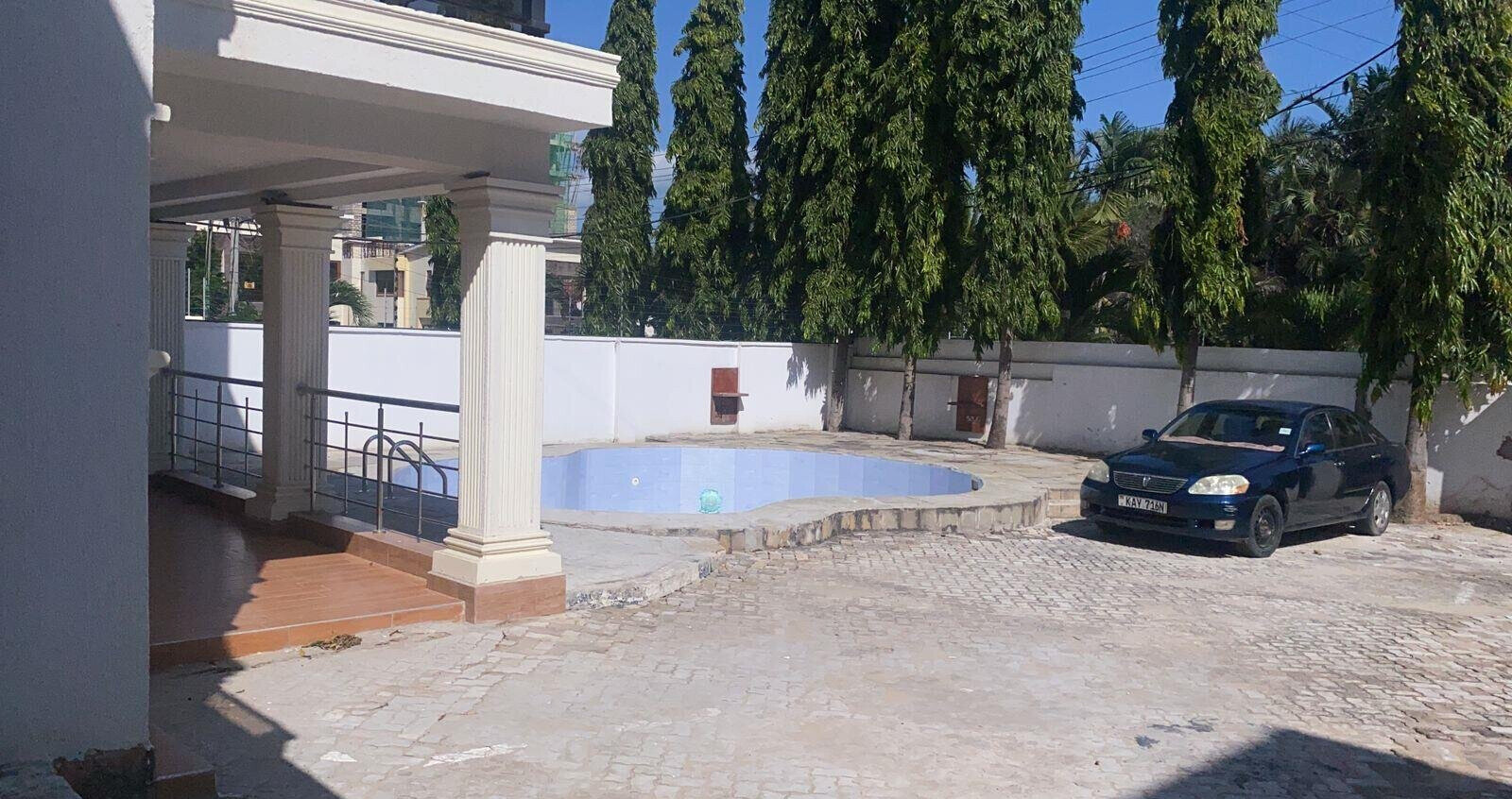 6BR All-Ensuite Townhouse with Pool, 1 Min to Beach - Nyali