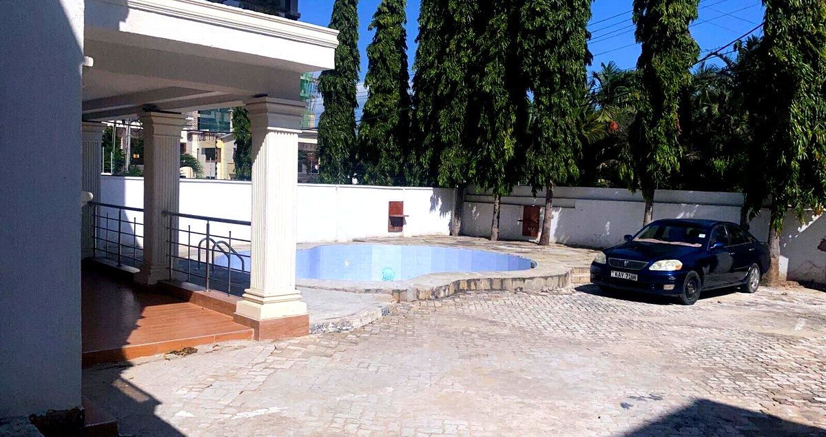 6BR All-Ensuite Townhouse with Pool, 1 Min to Beach - Nyali