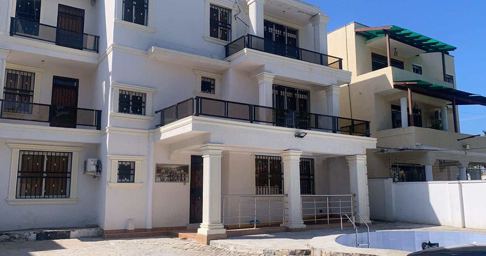 6BR All-Ensuite Townhouse with Pool, 1 Min to Beach - Nyali