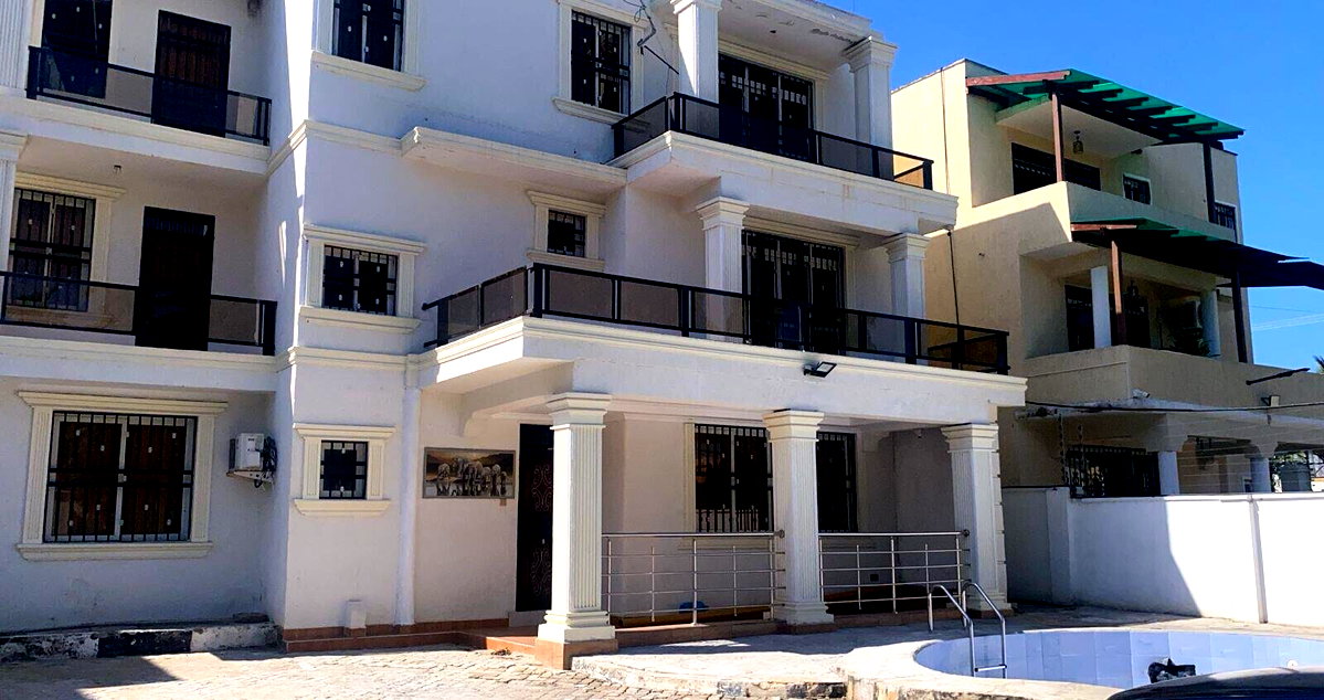 6BR All-Ensuite Townhouse with Pool, 1 Min to Beach - Nyali