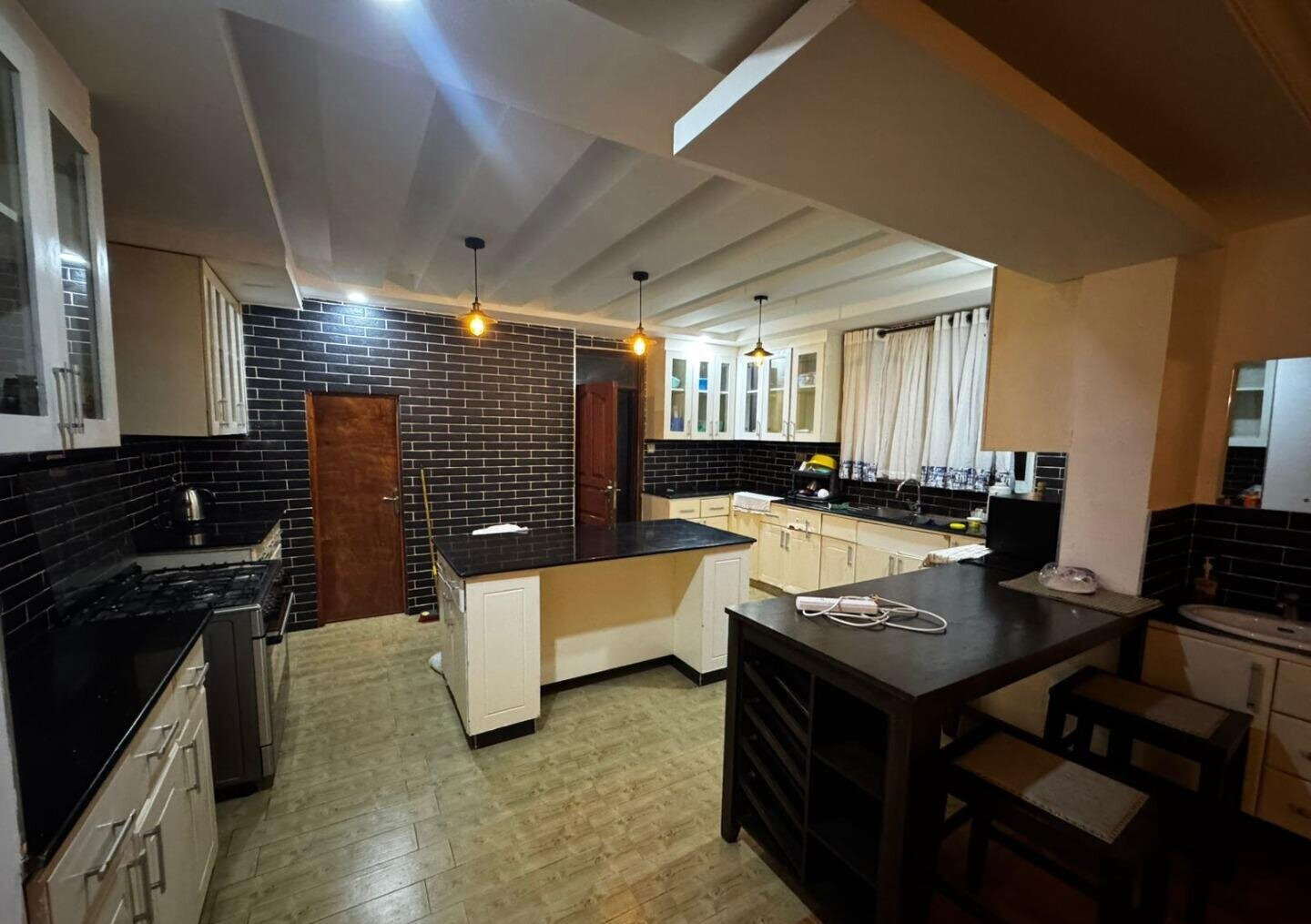 6BR All-Ensuite Townhouse with Pool, 1 Min to Beach - Nyali