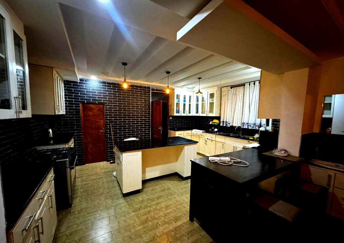 6BR All-Ensuite Townhouse with Pool, 1 Min to Beach - Nyali