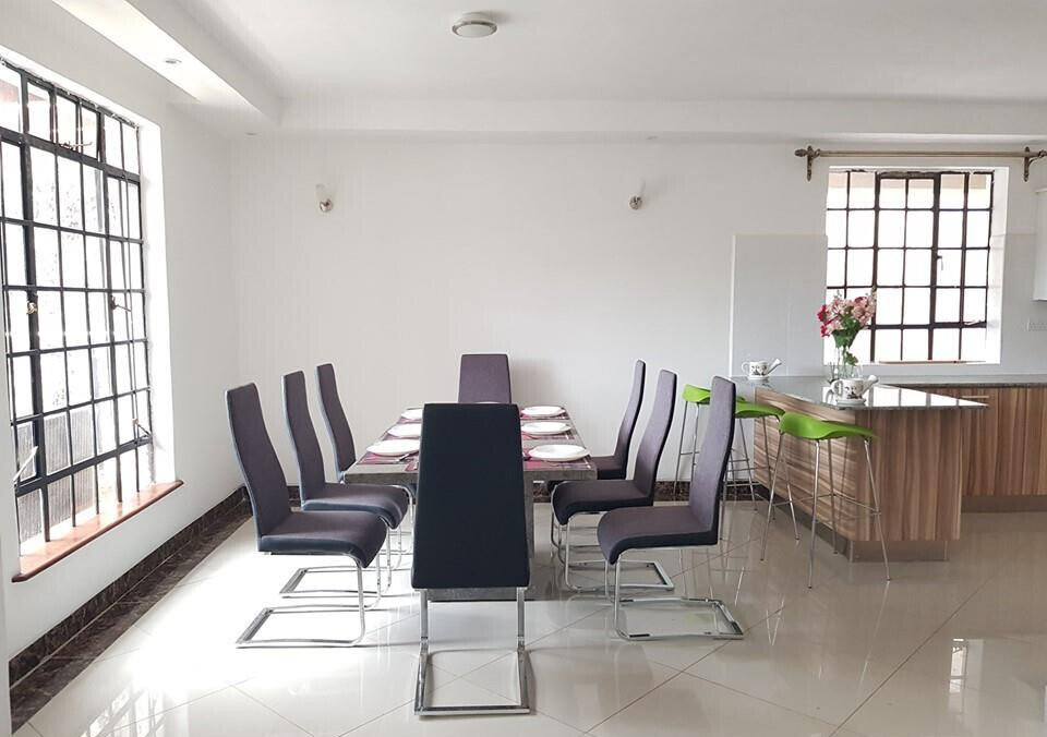 Sunken Lounge Townhouse with Fireplace & Garden - Kitisuru