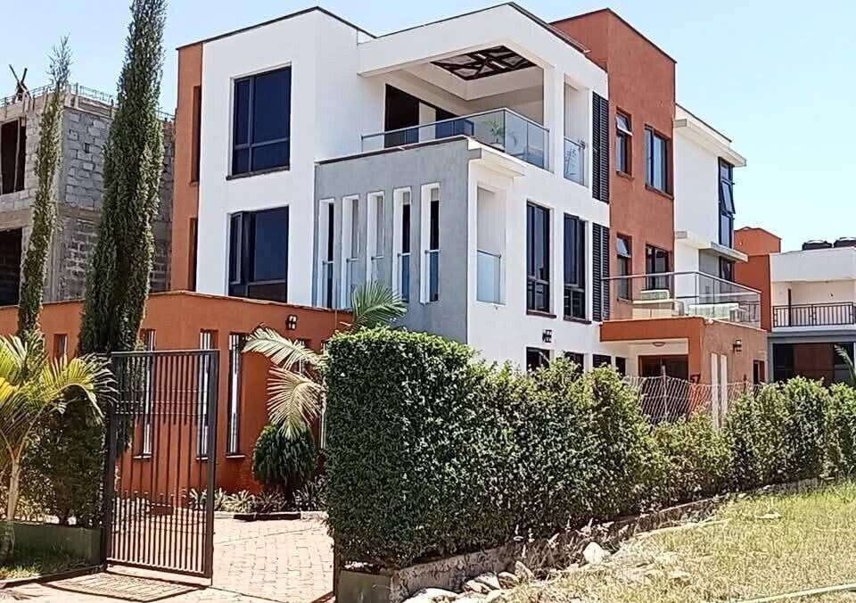 4BR Villa with DSQ & Solar Panels - Membley Gated Community