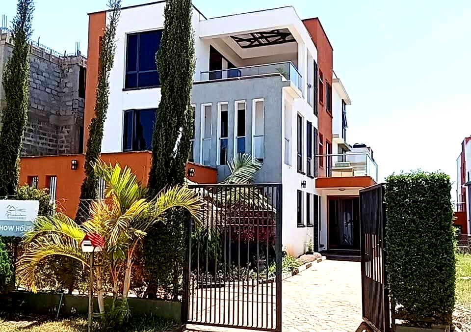 4BR Villa with DSQ & Solar Panels - Membley Gated Community