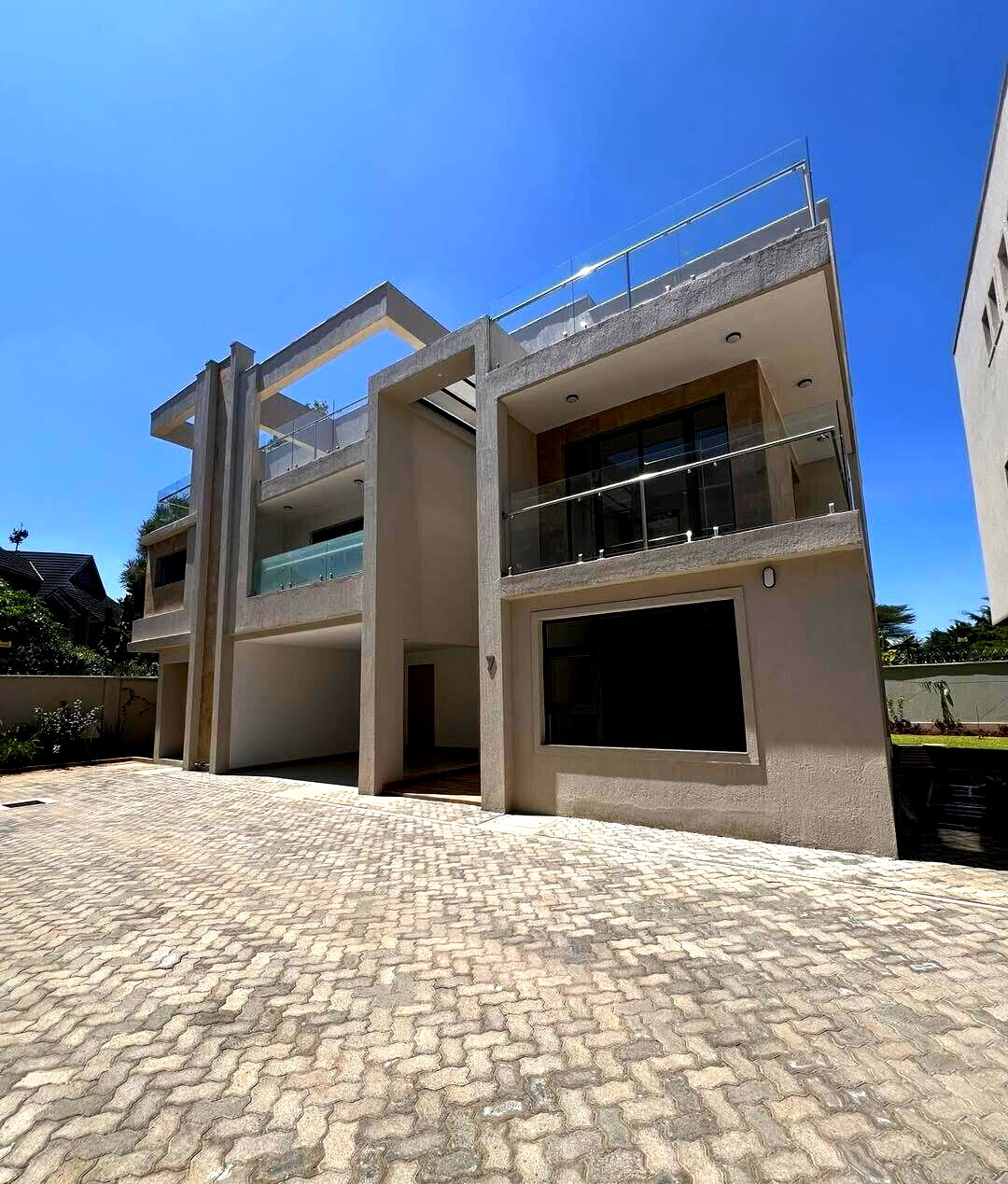 6-Ensuite Townhouse with Rooftop Terrace & Gym - Lavington