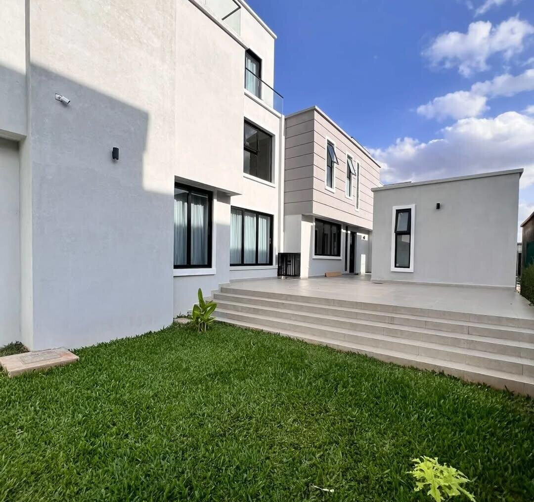Luxury 5BR Villa on 0.16 Acre Plot