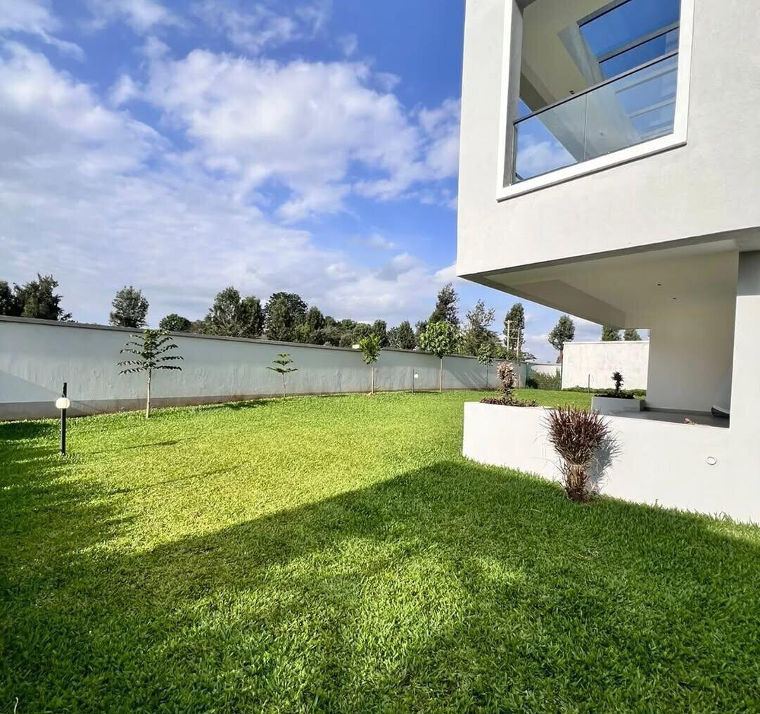 Luxury 5BR Villa on 0.16 Acre Plot
