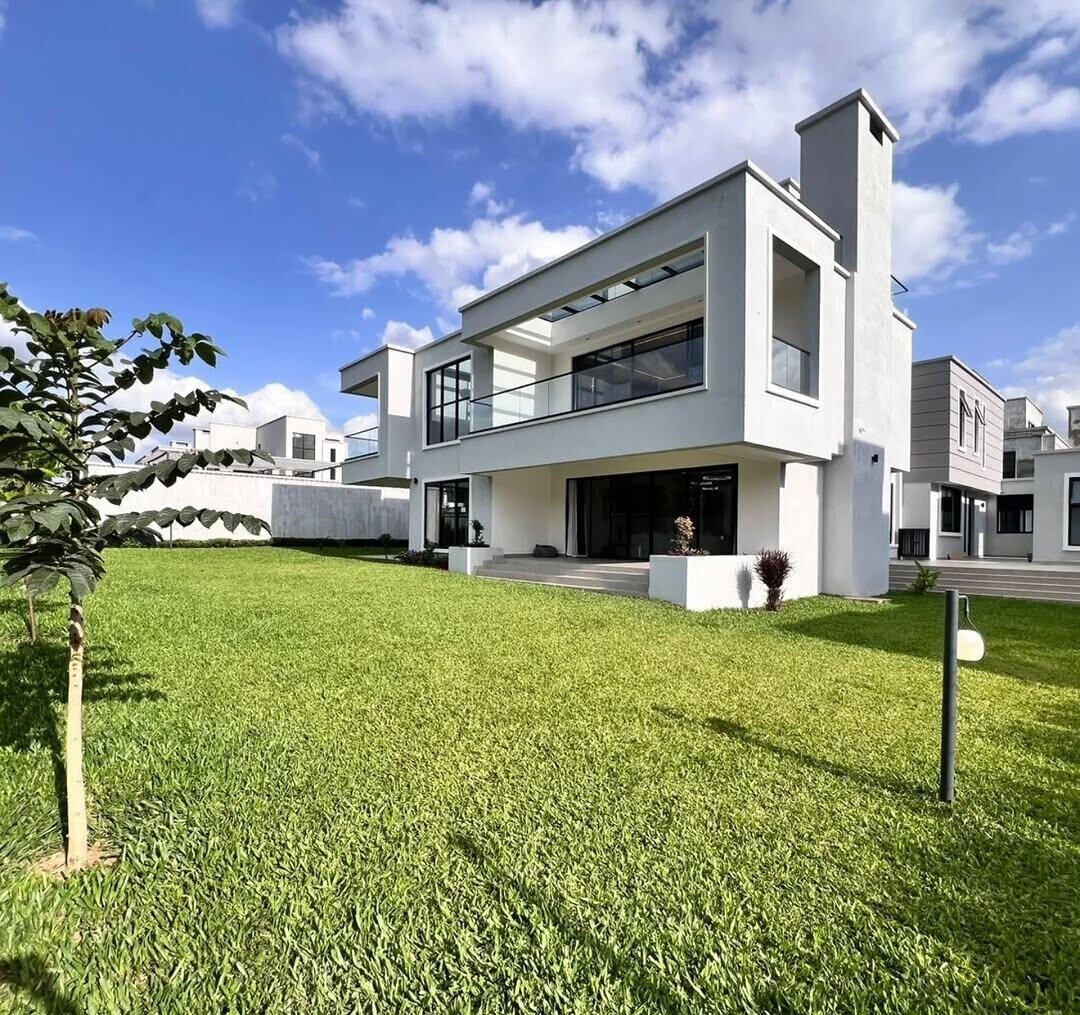 Luxury 5BR Villa on 0.16 Acre Plot