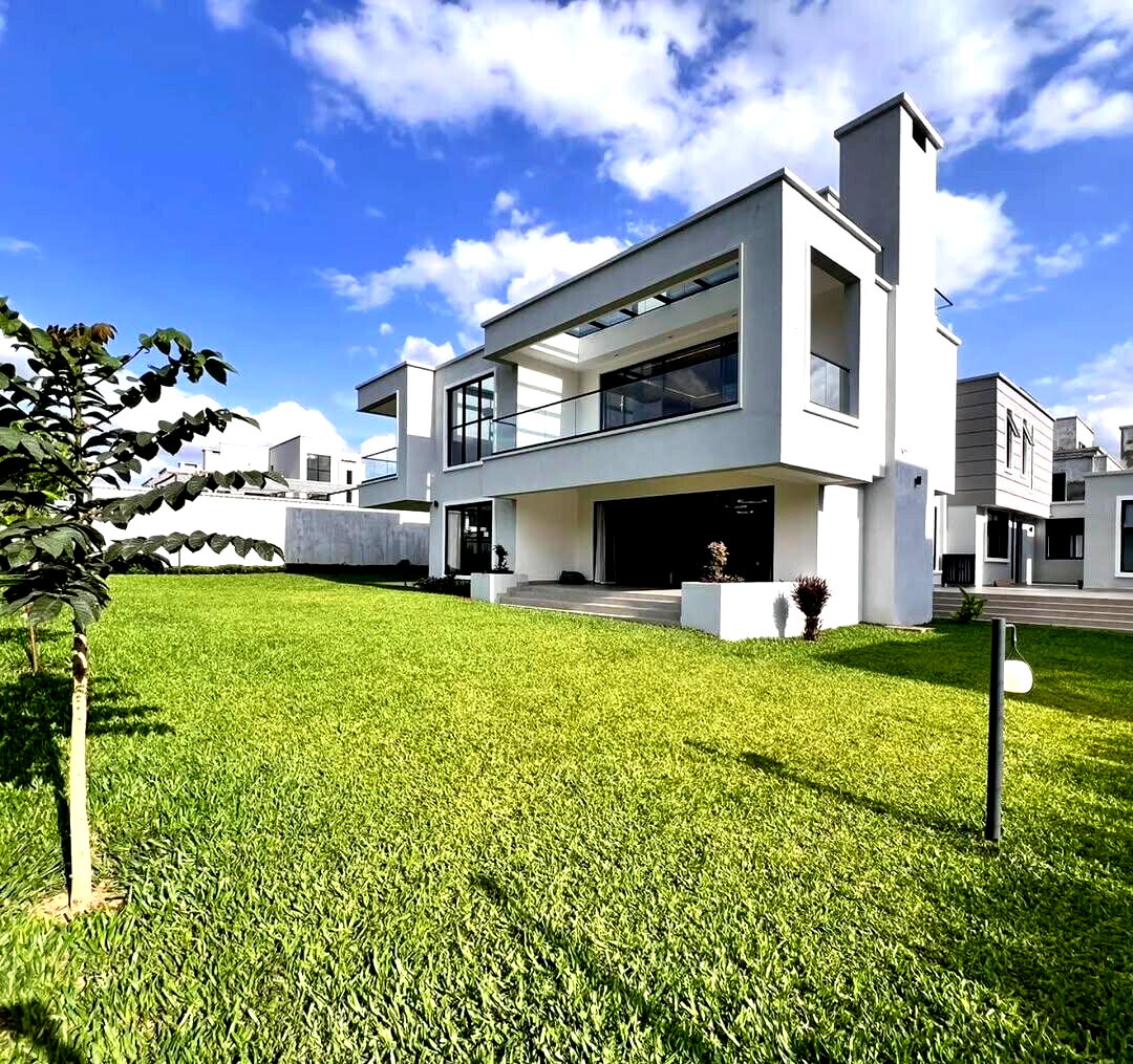 Luxury 5BR Villa on 0.16 Acre Plot