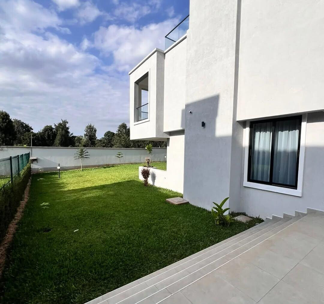 Luxury 5BR Villa on 0.16 Acre Plot