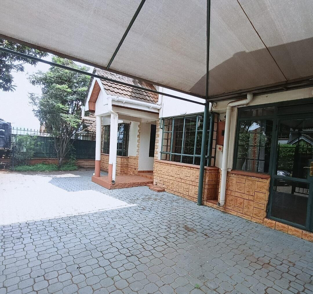 Pet-Friendly 5-Ensuite Townhouse with Shared Pool - Lavington