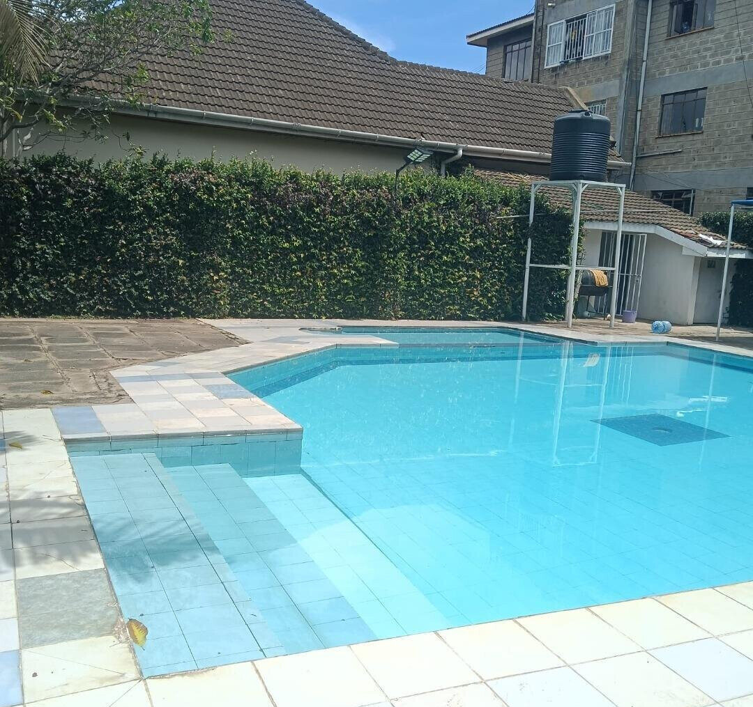 Pet-Friendly 5-Ensuite Townhouse with Shared Pool - Lavington