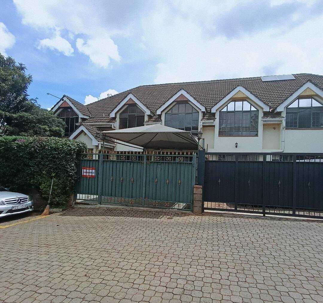 Pet-Friendly 5-Ensuite Townhouse with Shared Pool - Lavington