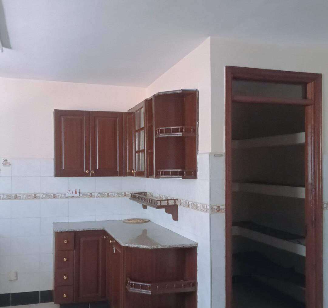 Pet-Friendly 5-Ensuite Townhouse with Shared Pool - Lavington