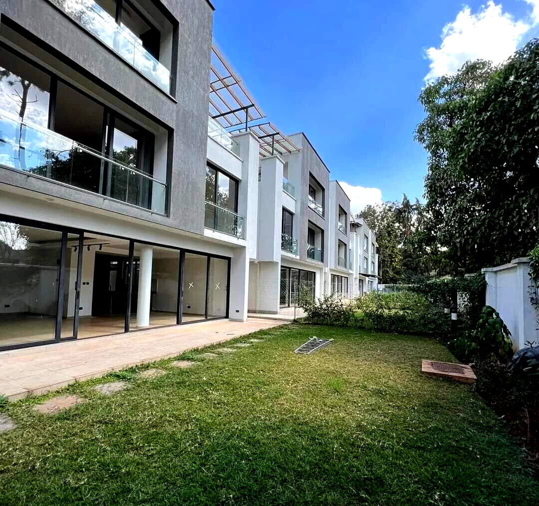 4-Ensuite Townhouse with Pet-Friendly Garden - Lavington