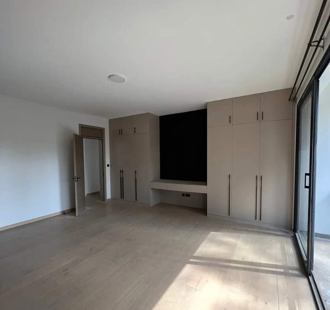 4-Ensuite Townhouse with Pet-Friendly Garden - Lavington
