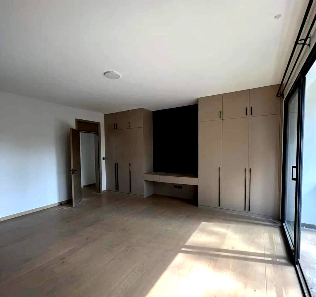 4-Ensuite Townhouse with Pet-Friendly Garden - Lavington