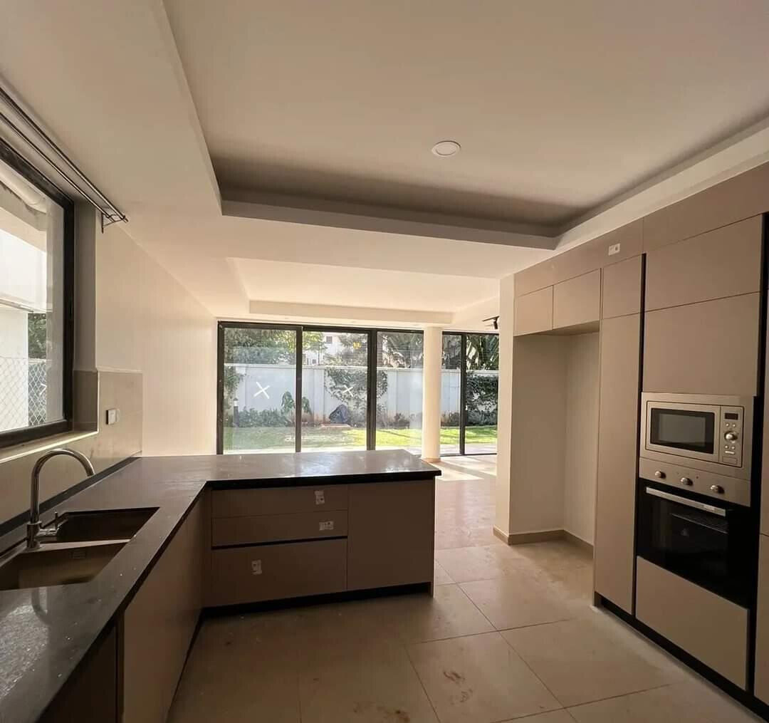 4-Ensuite Townhouse with Pet-Friendly Garden - Lavington